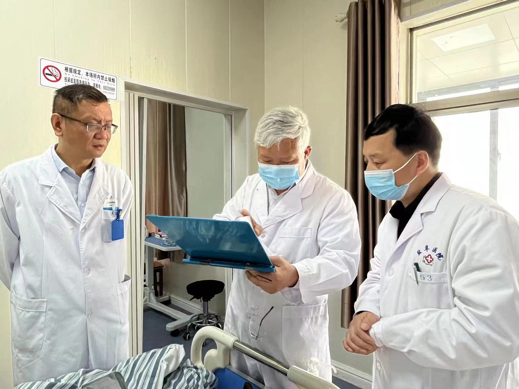熱烈歡迎清華大學第一附屬醫(yī)院腎科主任盧方平教授來我院學術指導！